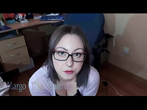 ❤️ Kynþokkafull stelpa með gleraugu sýgur dildó djúpt á myndavélinni ☑  Kynlíf hjá okkur ❌❤